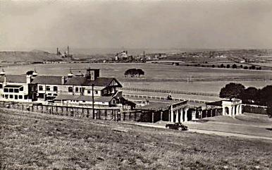 Pontefract racecourse 1950.JPG (24795 bytes)